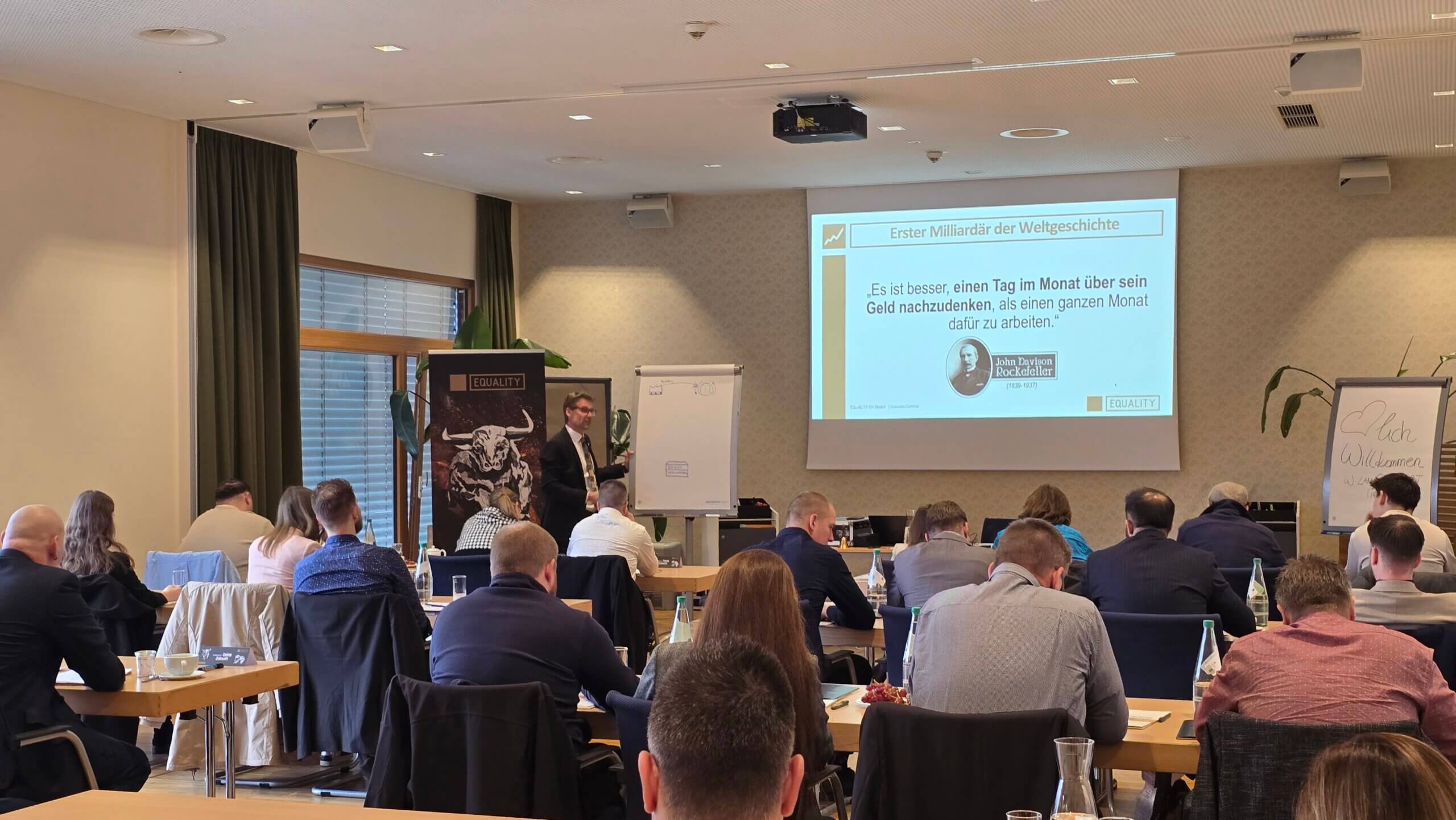20251213_114119 „Es ist besser, einen Tag im Monat über sein Geld nachzudenken, als einen ganzen Monat dafür zu arbeiten.“ – John D. Rockefeller Mit genau diesem Gedanken im Hinterkopf fanden am Wochenende zwei intensive Tage Equality-Seminar im Finanzsektor statt. Zwei Tage voller Austausch, Praxis und ehrlicher Einblicke in ein Thema, das uns alle betrifft – aber in Österreich viel zu wenig vermittelt wird: der richtige Umgang mit Geld, Vermögen und finanziellen Entscheidungen. Der Mehrwert für die Teilnehmer war klar spürbar: Wissen, das Sicherheit schafft. Zusammenhänge, die endlich verständlich werden. Grundlagen, die eigentlich jeder kennen sollte – lange bevor man wichtige finanzielle Entscheidungen trifft. Finanzbildung ist kein Luxus. Sie ist eine Notwendigkeit! #finanzbildung #vermoegensaufbau #finanzwissen #seminar #weiterbildung #gleichstellung #equality #finanzen #geldverstehen #zukunftvorsorge #investieren #persoenlicheentwicklung #oesterreich #linkedin #instagram #facebook